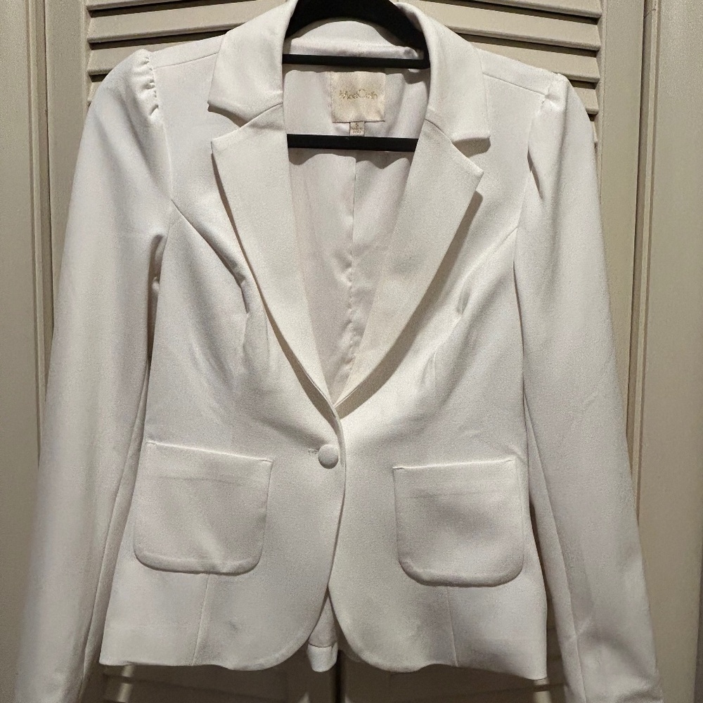 NWOT Women's Juniors MODCLOTH soft White Blazer Single Button